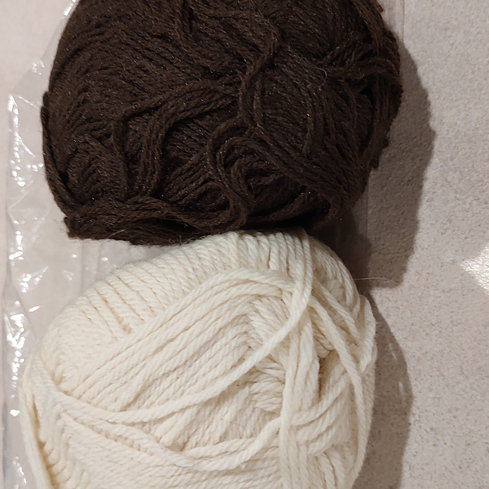 Lot of two vintage yarns. Quantity is two skeins without labels in cream + brown